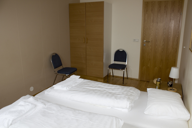 2011-07-04_20-04-31 island.jpg - Unser gerumiges Zimmer in Eyjolfsstadir